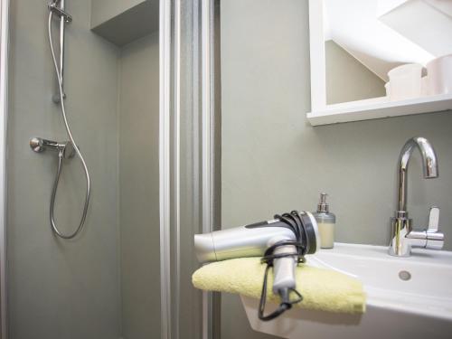 y baño con secador de pelo y lavamanos. en Welcome in - vakantiewoningen in Winterberg met panoramisch uitzicht, en Winterberg