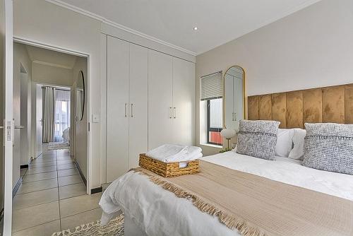 Ένα ή περισσότερα κρεβάτια σε δωμάτιο στο Quiet & Cozy 2 BR Retreat FREE Gym and Pool Access
