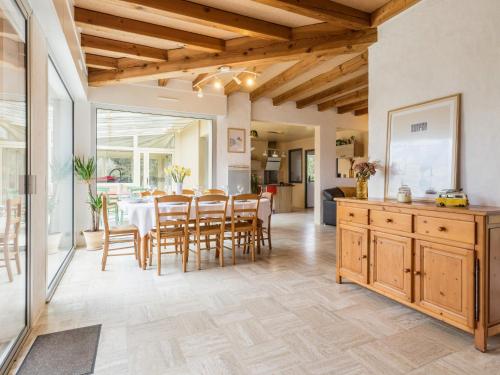 une cuisine et une salle à manger avec une table et des chaises dans l'établissement Grande maison lumineuse, jardin clos, Wi-Fi inclus - FR-1-306-1295, à Pornic
