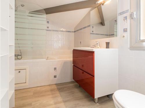 une salle de bain avec un lavabo, une baignoire et des toilettes dans l'établissement Grande maison lumineuse, jardin clos, Wi-Fi inclus - FR-1-306-1295, à Pornic