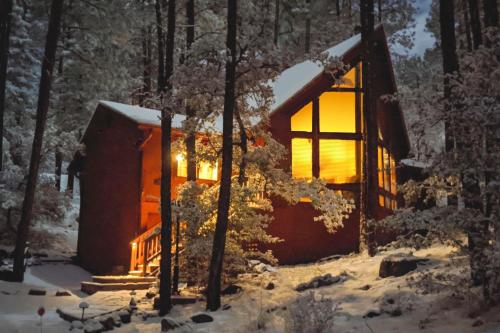 冬のDeck and Forest Views Peaceful Prescott Cabinの様子