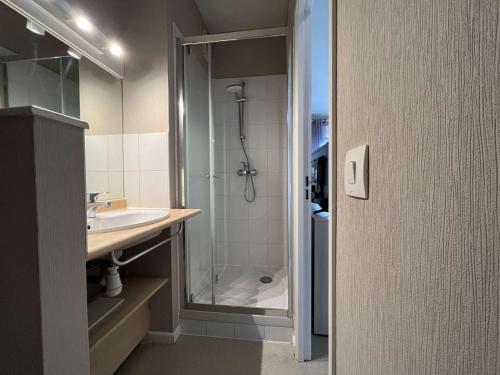une salle de bain avec douche et lavabo dans l'établissement Appt Studio cabine LA ROCHELLE - LR040-003, à La Rochelle