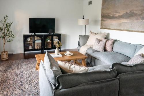 ein Wohnzimmer mit zwei Sofas und einem Couchtisch in der Unterkunft Wooded Cottage in Elizabethtown with hot tub and sauna in Elizabethtown