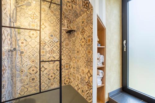 a bathroom with a shower with a glass door at Le Penty - proche plages et centre in Concarneau