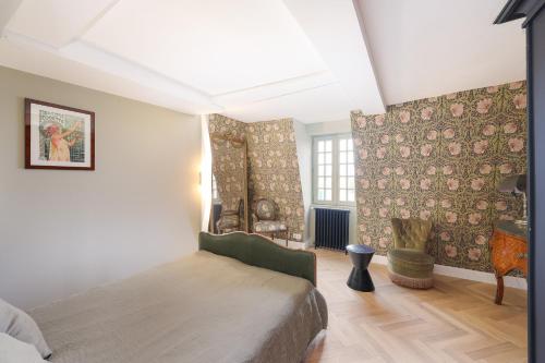 a bedroom with a bed in a room at Malouinière Guillaume Onffroy in Saint Malo