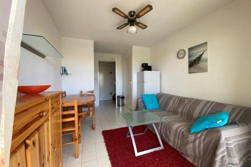 un salon avec un canapé et une table dans l'établissement The echo of the waves, à Frontignan