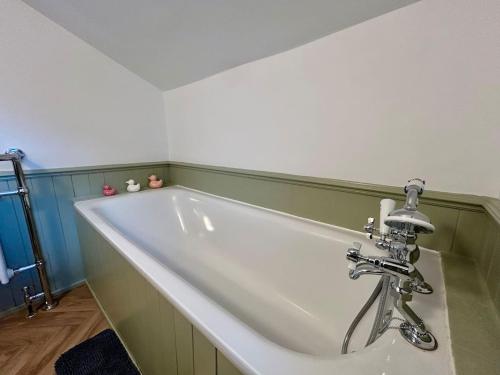 ハロゲートにあるCharming Newly Refurbished Harrogate Apartmentの浴室にある蛇口付きの浴槽