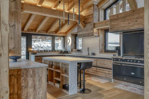 コンブルーにあるChalet Alpesの木製の壁と木製の天井のキッチン