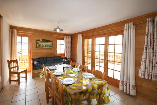 Posezení v ubytování Appartement moderne à Châtel 60 m² avec terrasse privée