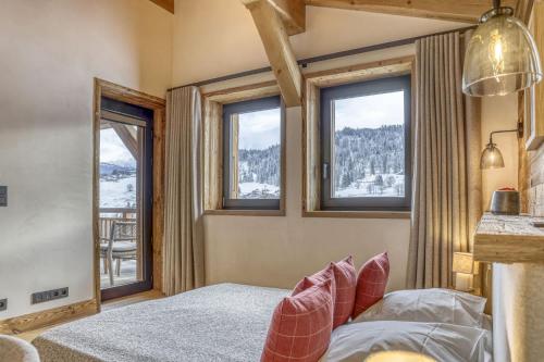 - une chambre avec un lit et des fenêtres offrant une vue dans l'établissement Chalet Alpestre, à Combloux