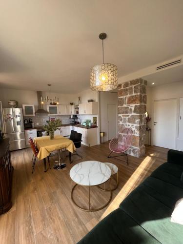 un salon avec un canapé et une table dans l'établissement Cosy flat next Casino in Monaco, à Beausoleil