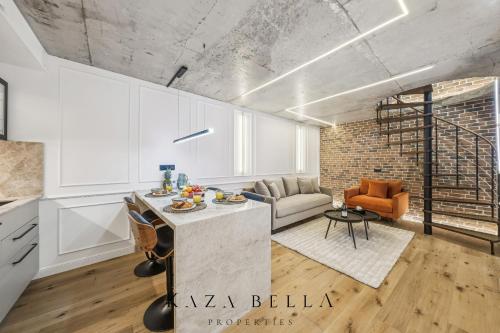 une cuisine et un salon avec un canapé et une table dans l'établissement KAZA BELLA - Malakoff, à Malakoff