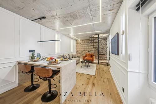 une cuisine avec une table et un salon dans l'établissement KAZA BELLA - Malakoff, à Malakoff