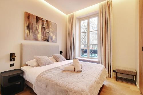 une chambre avec un lit et une grande fenêtre dans l'établissement Saint Andre Des Arts HEART of PARIS Design, à Paris