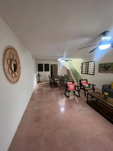 a living room with chairs and a couch and a table at Casa en el Centro de Mérida, 5 habitaciones y 3 baños, ideal para grupos in Mérida