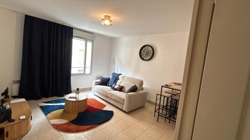 un salon avec un canapé et une table dans l'établissement Élixir, à Villeurbanne