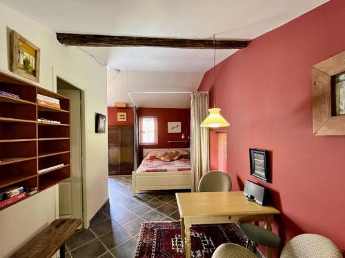 - une chambre avec un lit et une table dans l'établissement Studio pour 2 - jardin clôturé - grande terrasse couverte, à Capdrot
