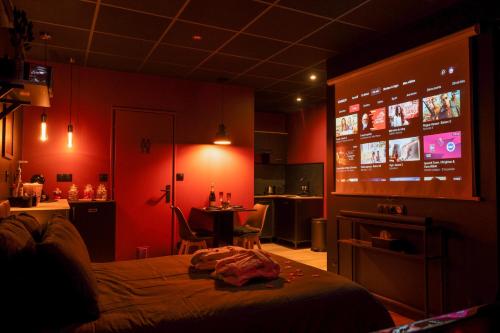 - un salon avec un grand écran dans l'établissement Ciné'Room, votre suite cinéma et spa à Nancy, à Nancy