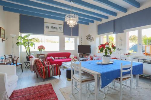 un salon avec un plafond bleu et une table dans l'établissement Maison du pêcheur 150 m plages, à Saint-Quay-Portrieux