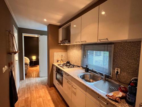 Η κουζίνα ή μικρή κουζίνα στο 't Tjilpplekje, 4-persoons chalet met privé hottub