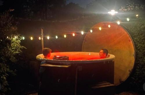Φωτογραφία από το άλμπουμ του 't Tjilpplekje, 4-persoons chalet met privé hottub σε Voorthuizen