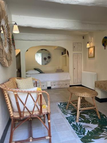 une chambre avec un lit, une chaise et une table dans l'établissement Maison de village 3 chambres avec petite terrasse, à Ramatuelle