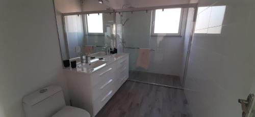 Bilik mandi di Casa-Alfarobeira-villa-with-splendid-views-and-private-pool-for-4P-baby
