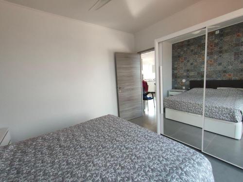 Katil atau katil-katil dalam bilik di Casa-Alfarobeira-villa-with-splendid-views-and-private-pool-for-4P-baby