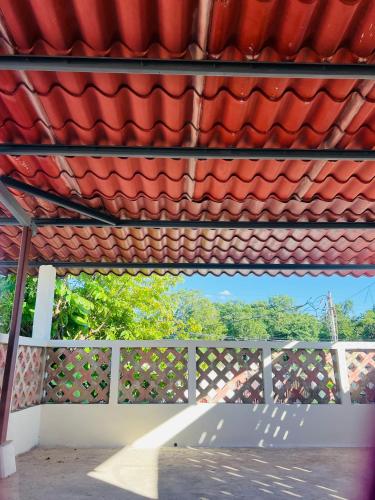 a roof over a white fence with a red roof at Casa en el Centro de Mérida, 5 habitaciones y 3 baños, ideal para grupos in Mérida