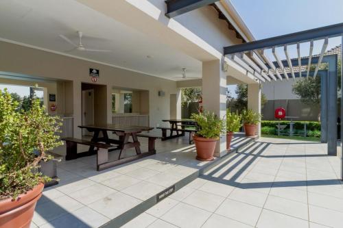 Imagen de la galería de Tranquil Urban Oasis with FREE Gym and Pool, en Sandton