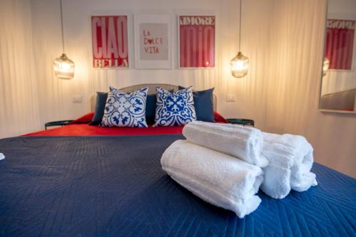 a bedroom with a bed with towels on it at aMoneglia, 2 minutes walk to the beach, PVT PARK in Moneglia