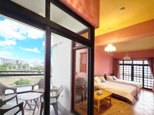 una camera con un letto e una camera con una finestra di Lancasa Taitung a Città di Taitung