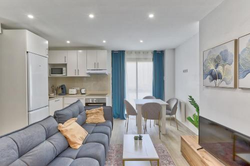 un salon avec un canapé et une table et une cuisine dans l'établissement Magnifique appartement proche de Paris, à Villejuif