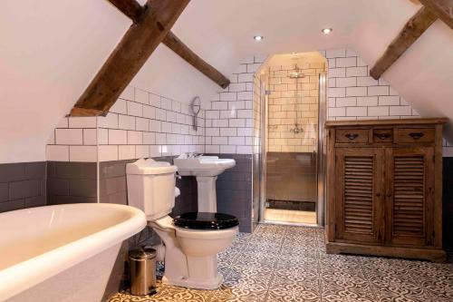Un baño de The Dirty Bottles Hotel