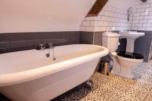 Un baño de The Dirty Bottles Hotel