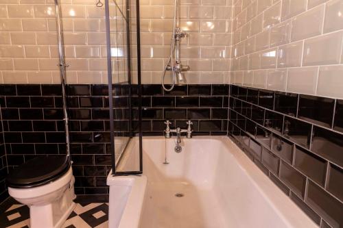 Un baño de The Dirty Bottles Hotel