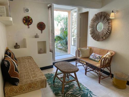 un salon avec un canapé et une table dans l'établissement Maison de village 3 chambres avec petite terrasse, à Ramatuelle