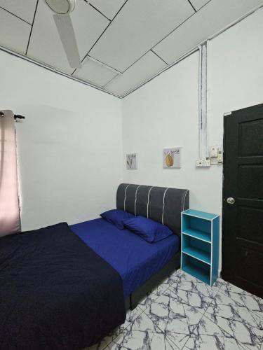 Una cama o camas en una habitación de Homestay Una Kangar