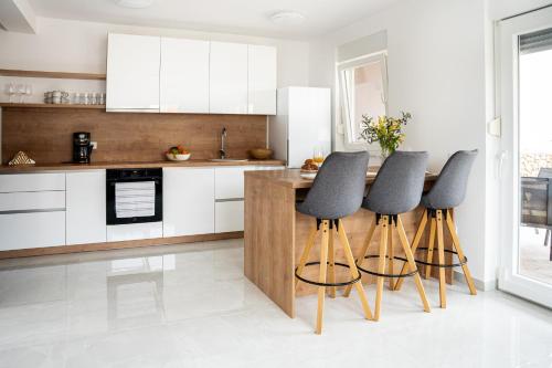 Sunny Mandre with terrace, 2 bedrooms, near beach