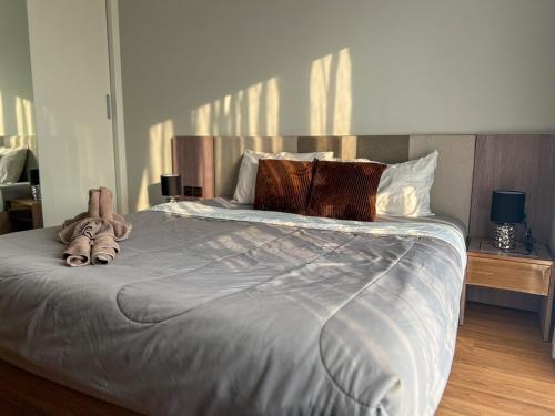 Ένα ή περισσότερα κρεβάτια σε δωμάτιο στο The Astra Sky River Condo Chiang Mai