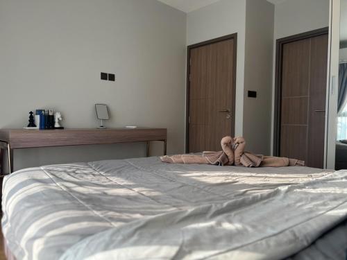 Ένα ή περισσότερα κρεβάτια σε δωμάτιο στο The Astra Sky River Condo Chiang Mai