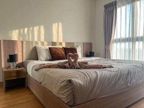 Ένα ή περισσότερα κρεβάτια σε δωμάτιο στο The Astra Sky River Condo Chiang Mai