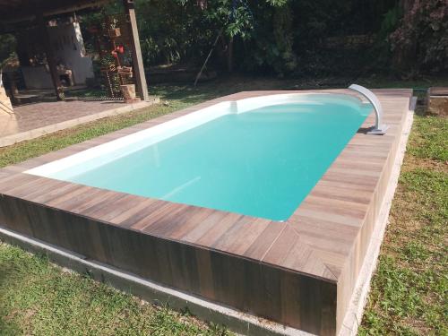 Πισίνα στο ή κοντά στο Sítio com piscina, na estrada de Aldeia Velha e rio a frente da porteira
