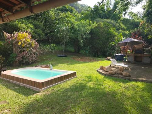 Κήπος έξω από το Sítio com piscina, na estrada de Aldeia Velha e rio a frente da porteira