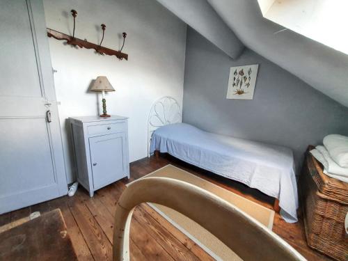 une petite chambre avec un lit et une table dans l'établissement Maison charmante avec vue sur la mer à Fouras, à Fouras