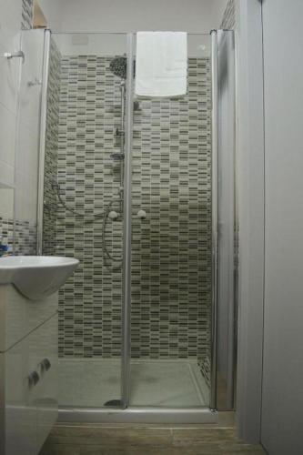 a bathroom with a shower with a glass door at B&B Benvenuti al Sud in Crotone