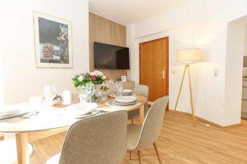 a dining room with a table and chairs at WEINQUARTIER Lindenring 45 qm 2 SZ Altstadt Küche Kaffee in Naumburg