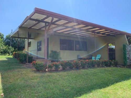 a house with a pergola on the side of it at Conectar con la naturaleza in Esparza