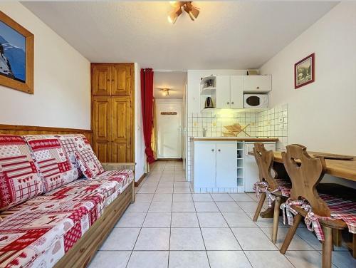 un salon avec un canapé et une cuisine dans l'établissement Studio Le Flocon à Saint-Gervais-les-Bains, à Saint-Gervais-les-Bains