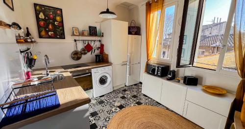 une cuisine avec un évier et une machine à laver dans l'établissement AC - Hypercenter - Rooftop view!, à Avignon